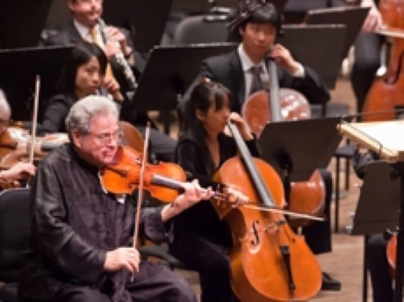 Itzhak Perlman performing with the New York Philharmonic Photo: Chris Lee