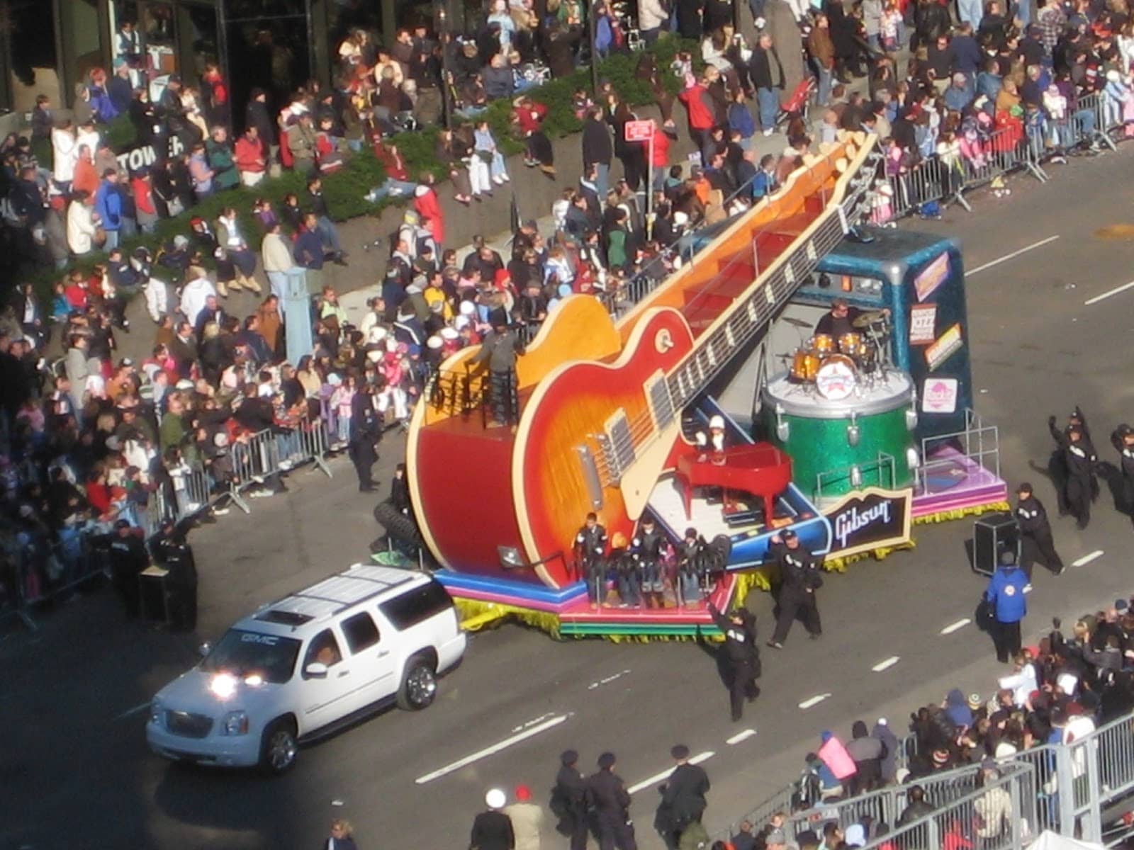 Gibson Float at Macy’s Parade « MMR Magazine Musical Merchandise Review